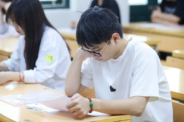 Bộ GD&ĐT: Đề tốt nghiệp khó do "học sinh, giáo viên chưa quen"- Ảnh 1.