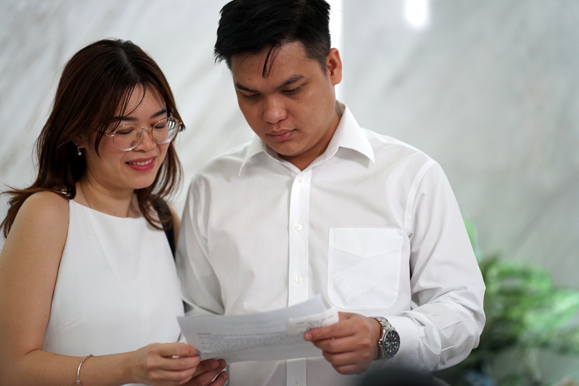 Những hình ảnh đầu tiên trên cả nước trong ngày lịch sử: Cặp đôi háo hức đăng ký kết hôn, pano chào mừng ngập tràn phố phường- Ảnh 32.