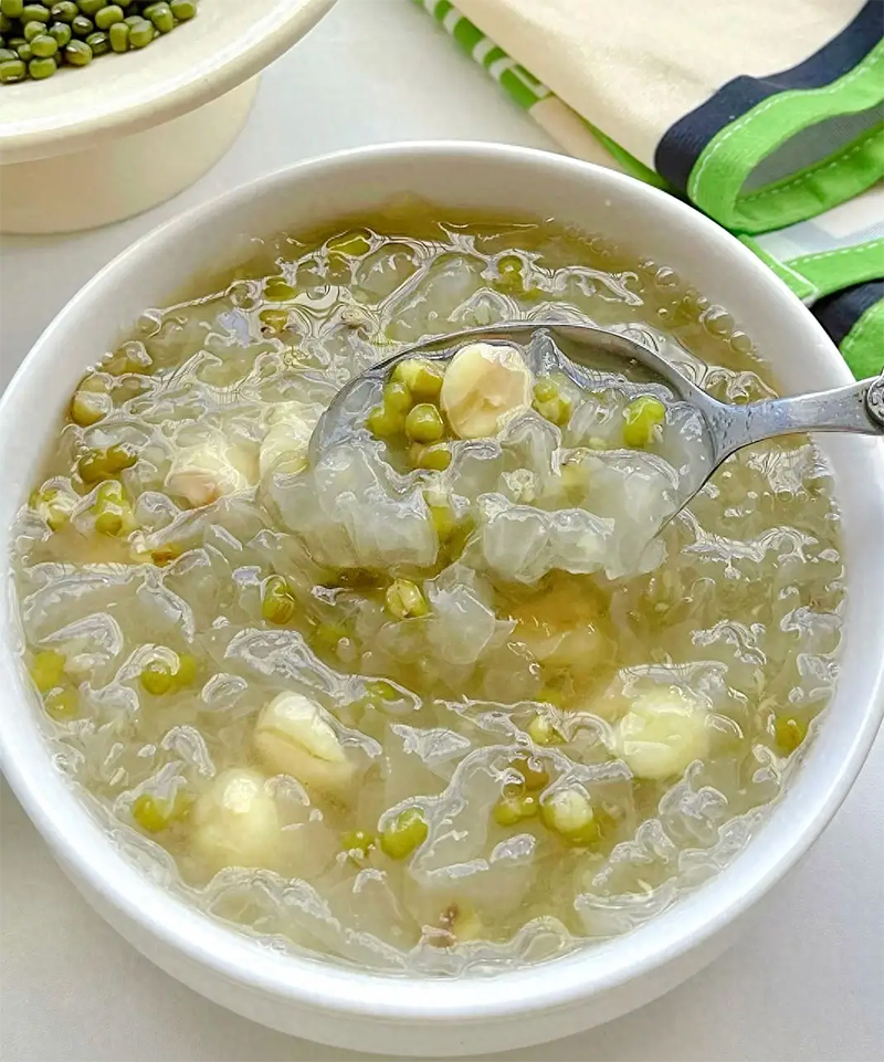 Mùa hạt sen, tôi ăn đều đặn 2 lần/tuần và kết hợp với 2 nguyên liệu: Kết quả là da mịn mướt, dưỡng ẩm tốt hơn cả đắp mặt nạ- Ảnh 1.