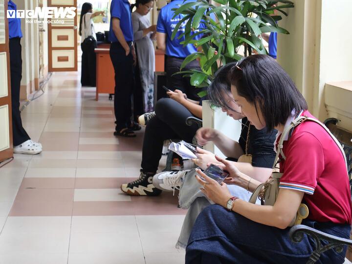 Robot chào đón, hỗ trợ người dân làm thủ tục hành chính tại TP.HCM- Ảnh 3.