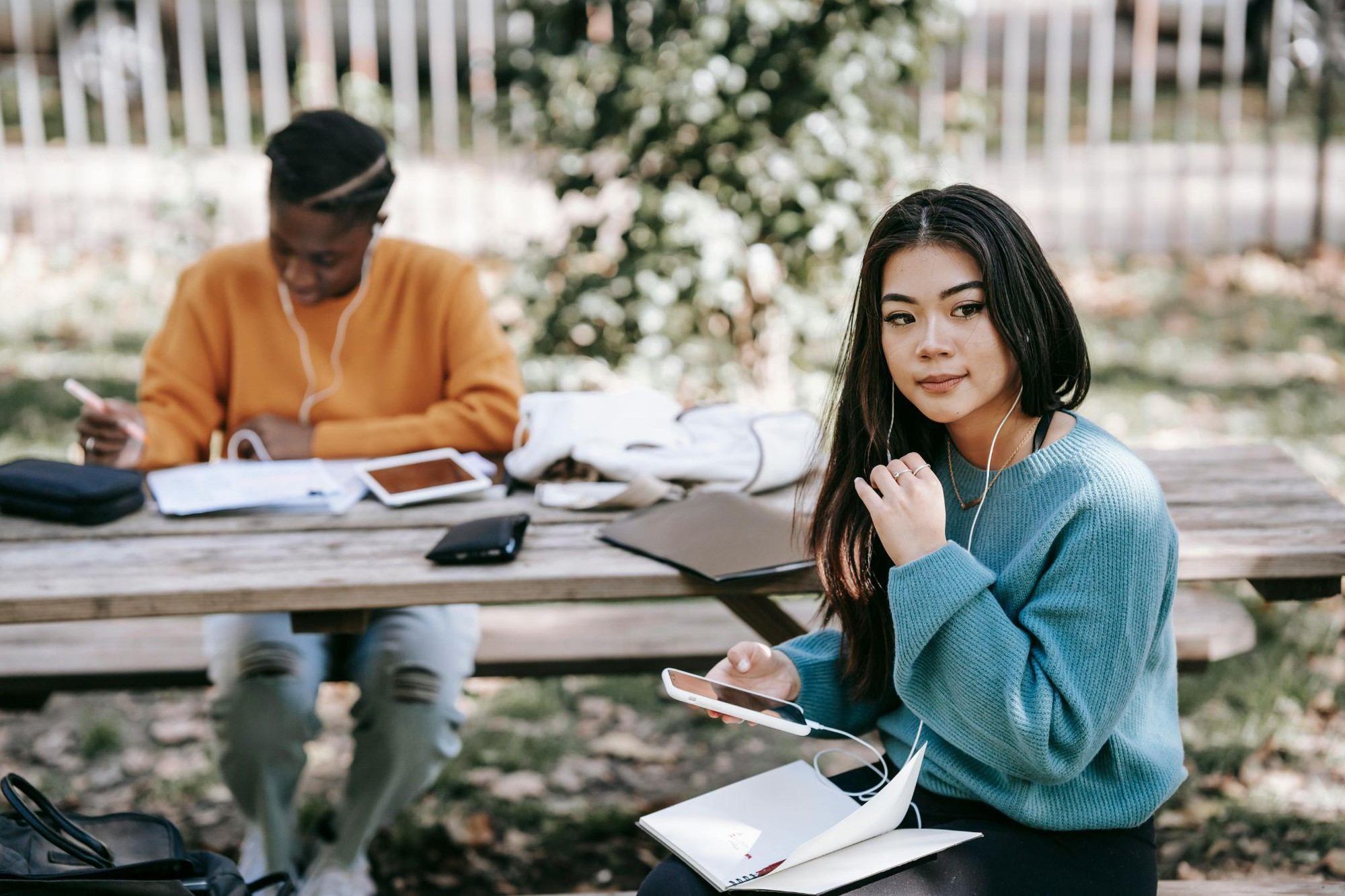 Gen Z học tiếng Anh, Nhật, Hàn bằng nhạc, podcast và báo chí: Vừa chill vừa giỏi, học kiểu mới lên ngôi- Ảnh 1.