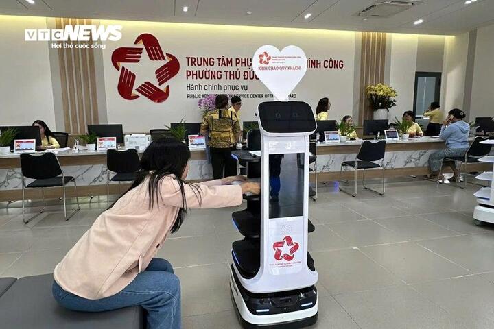 Robot chào đón, hỗ trợ người dân làm thủ tục hành chính tại TP.HCM- Ảnh 2.