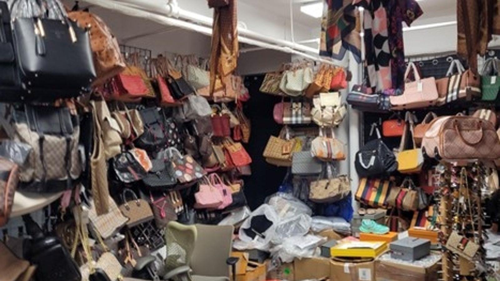 Đột kích kho hàng chứa toàn Louis Vuitton, Gucci, Chanel... Đột kích kho hàng chứa toàn Louis Vuitton, Gucci, Chanel...