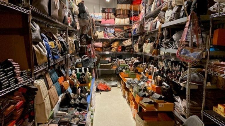 Đột kích kho hàng chứa toàn Louis Vuitton, Gucci, Chanel... Đột kích kho hàng chứa toàn Louis Vuitton, Gucci, Chanel...