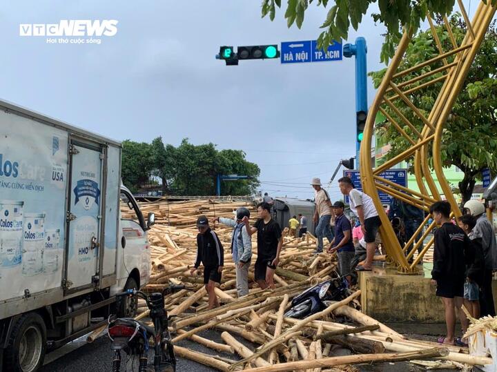 Xe đầu kéo lật trên QL1 ở Đắk Lắk, 3 người thương vong- Ảnh 2. Xe đầu kéo lật trên QL1 ở Đắk Lắk, 3 người thương vong- Ảnh 2.