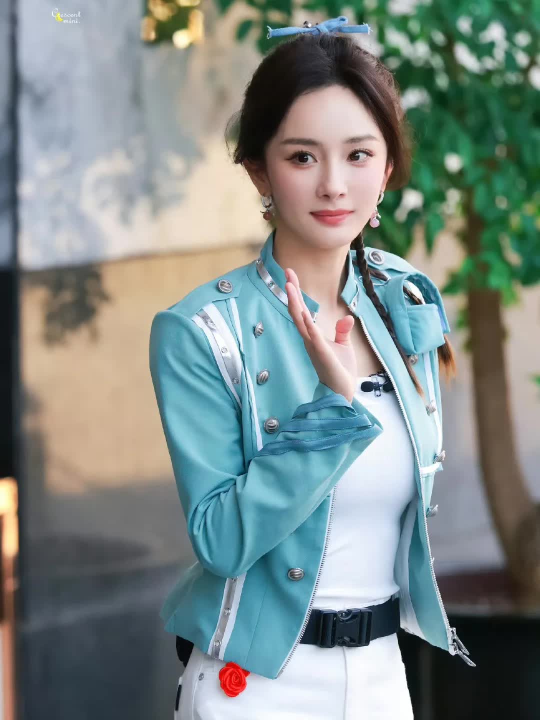 Khung hình gây lú nhất ngày: Đây là Dương Mịch hay con gái 11 tuổi?- Ảnh 3. Khung hình gây lú nhất ngày: Đây là Dương Mịch hay con gái 11 tuổi?- Ảnh 3.