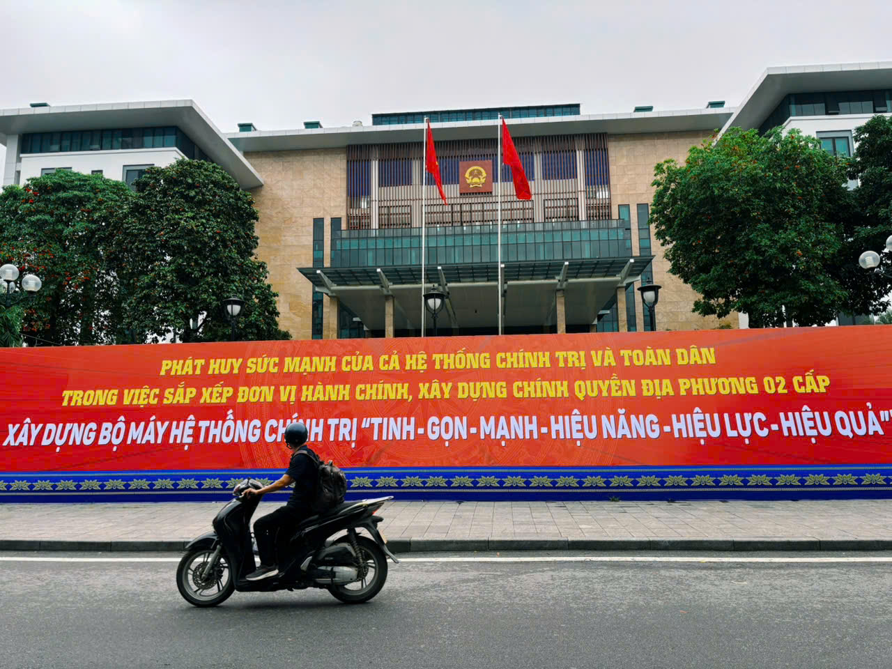Những hình ảnh đầu tiên trên cả nước trong ngày lịch sử: Cặp đôi háo hức đăng ký kết hôn, pano chào mừng ngập tràn phố phường- Ảnh 1.