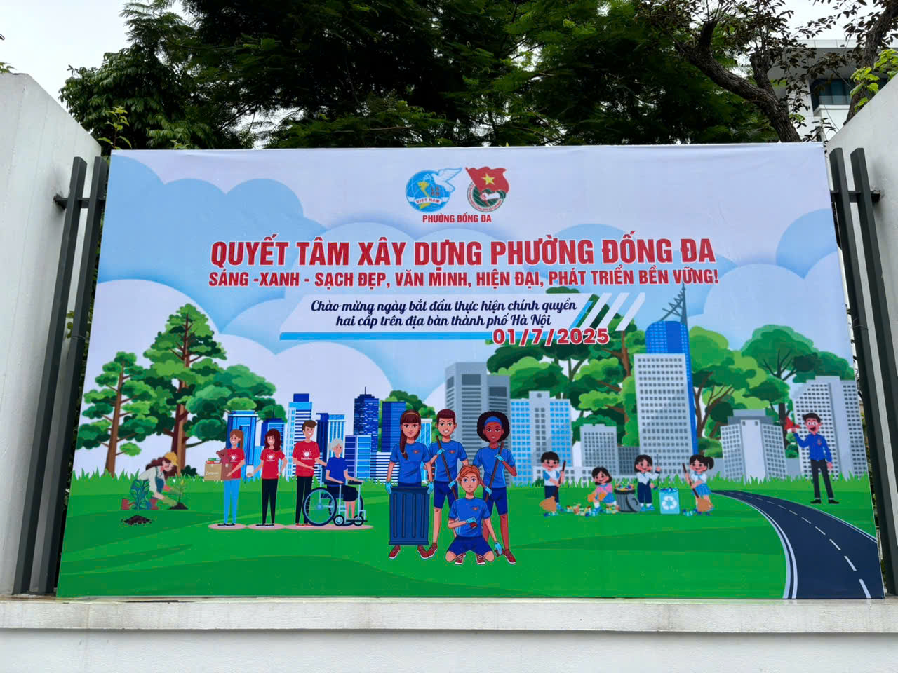 Những hình ảnh đầu tiên trên cả nước trong ngày lịch sử: Cặp đôi háo hức đăng ký kết hôn, pano chào mừng ngập tràn phố phường- Ảnh 2.