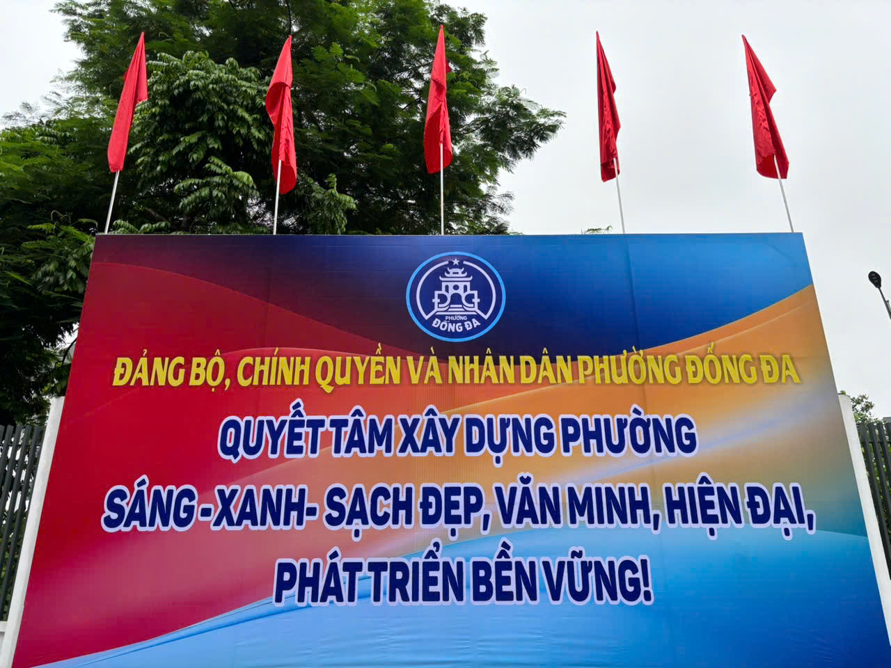 Những hình ảnh đầu tiên trên cả nước trong ngày lịch sử: Cặp đôi háo hức đăng ký kết hôn, pano chào mừng ngập tràn phố phường- Ảnh 4.