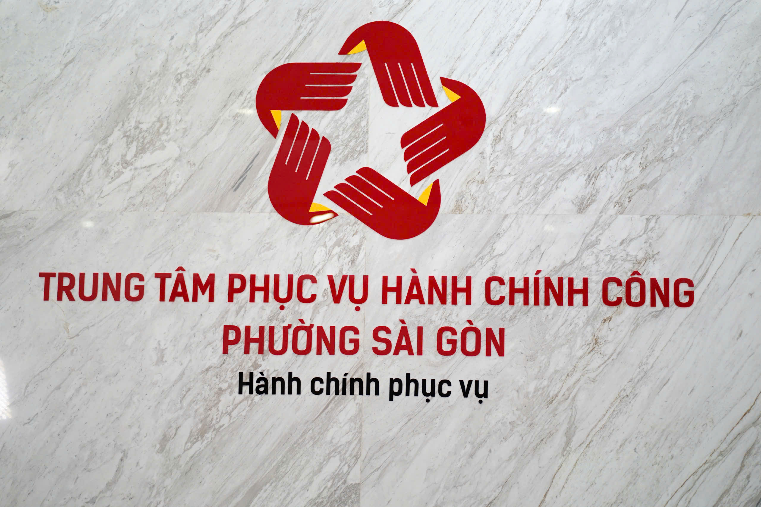 Những hình ảnh đầu tiên trên cả nước trong ngày lịch sử: Cặp đôi háo hức đăng ký kết hôn, pano chào mừng ngập tràn phố phường- Ảnh 20.