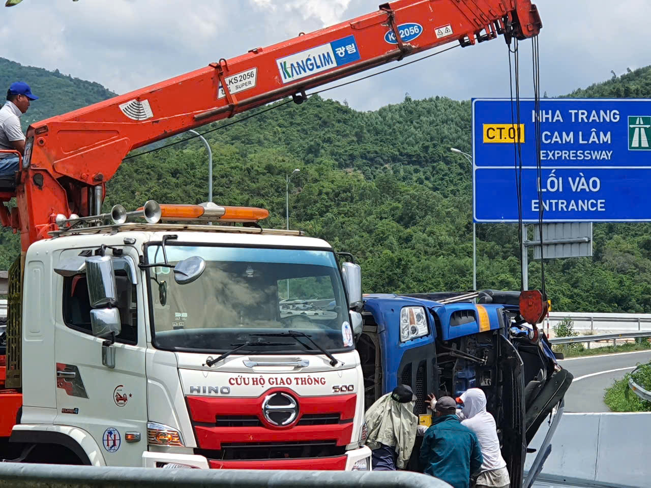 Khánh Hòa: Lật xe tải chở thép, 2 người tử vong- Ảnh 2.
