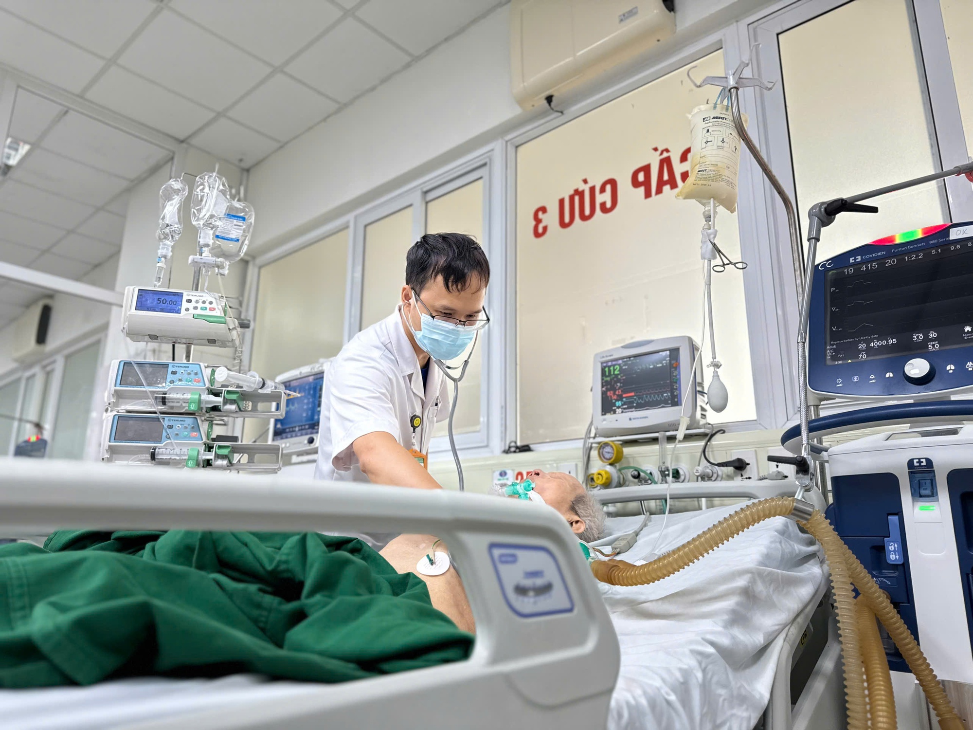 Cụ ông liệt hoàn toàn tứ chi sau khi tiêm thuốc giảm đau tại một phòng khám tư nhân- Ảnh 1.
