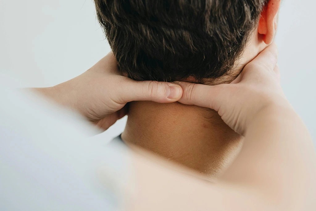 Nhồi máu não sau khi đi massage cổ - vai - gáy, chàng trai 27 tuổi nhập viện khẩn cấp- Ảnh 2.