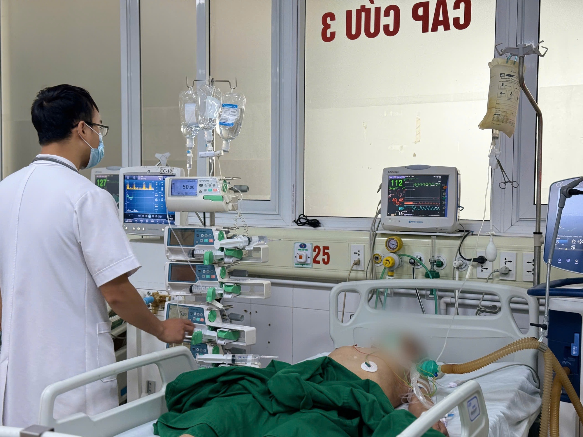Cụ ông liệt hoàn toàn tứ chi sau khi tiêm thuốc giảm đau tại một phòng khám tư nhân- Ảnh 2.