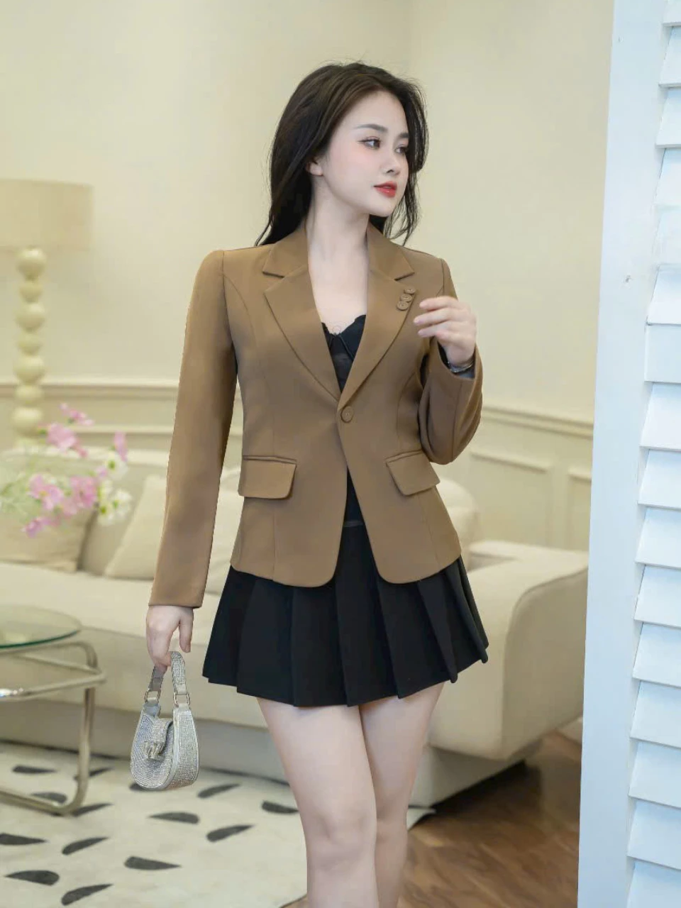 Vương phi Kate - Jisoo diện cùng 1 chiếc áo nhưng style khác biệt hoàn toàn- Ảnh 9.