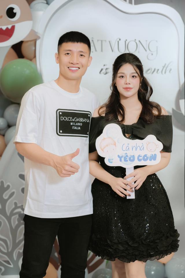 Vợ Bùi Tiến Dũng lên status 