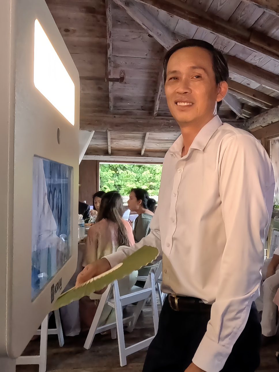 NS Hoài Linh lộ diện khác lạ sau khi em trai thông báo khẩn về tình trạng sức khỏe- Ảnh 1. NS Hoài Linh lộ diện khác lạ sau khi em trai thông báo khẩn về tình trạng sức khỏe- Ảnh 1.