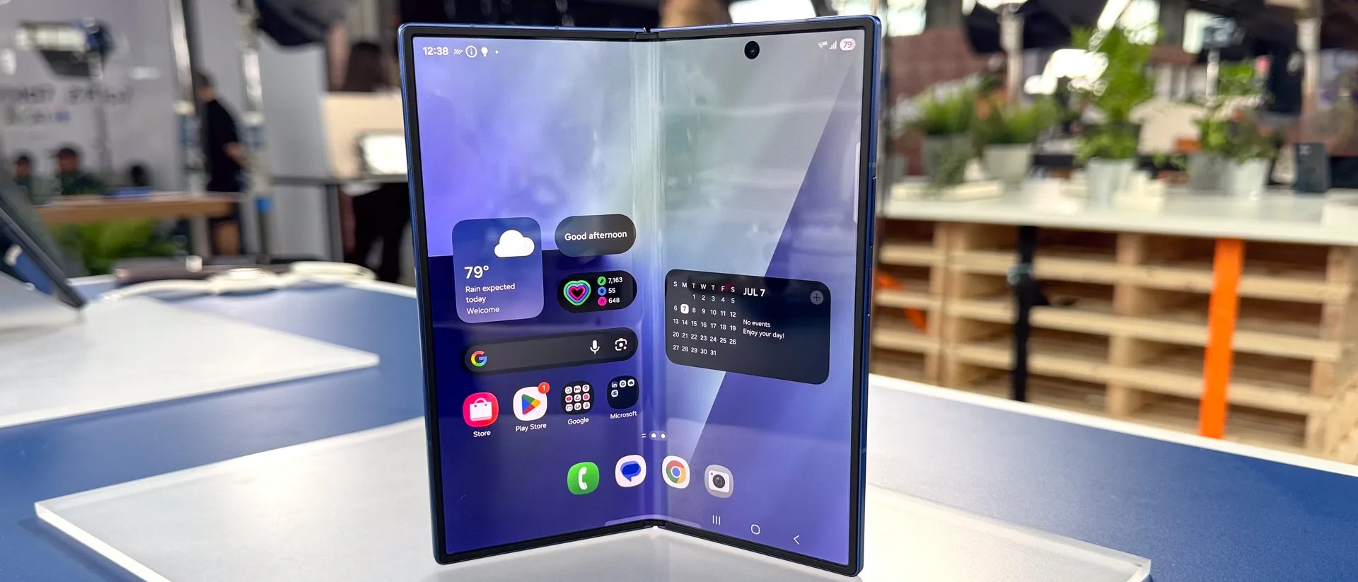 Chiếc điện thoại gần 70 triệu Samsung vừa giới thiệu có gì đặc biệt, vì sao người chê đắt kẻ nói rẻ?- Ảnh 2. Chiếc điện thoại gần 70 triệu Samsung vừa giới thiệu có gì đặc biệt, vì sao người chê đắt kẻ nói rẻ?- Ảnh 2.
