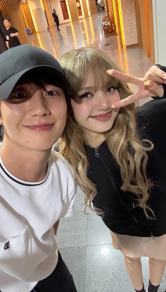 Lộ dàn “hậu cung” toàn trai đẹp của Lisa tại concert BLACKPINK: Nhậu với cả Lộ dàn “hậu cung” toàn trai đẹp của Lisa tại concert BLACKPINK: Nhậu với cả