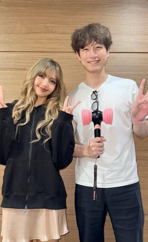 Lộ dàn “hậu cung” toàn trai đẹp của Lisa tại concert BLACKPINK: Nhậu với cả Lộ dàn “hậu cung” toàn trai đẹp của Lisa tại concert BLACKPINK: Nhậu với cả