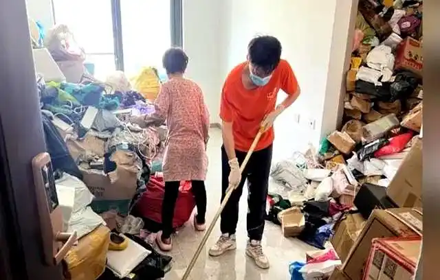 Sợ người thân hỏi vay tiền, cụ bà U70 chi 7 tỷ đồng mua hàng online: Toàn vàng, bạc, thực phẩm chức năng… chất kín 2 căn hộ- Ảnh 1.