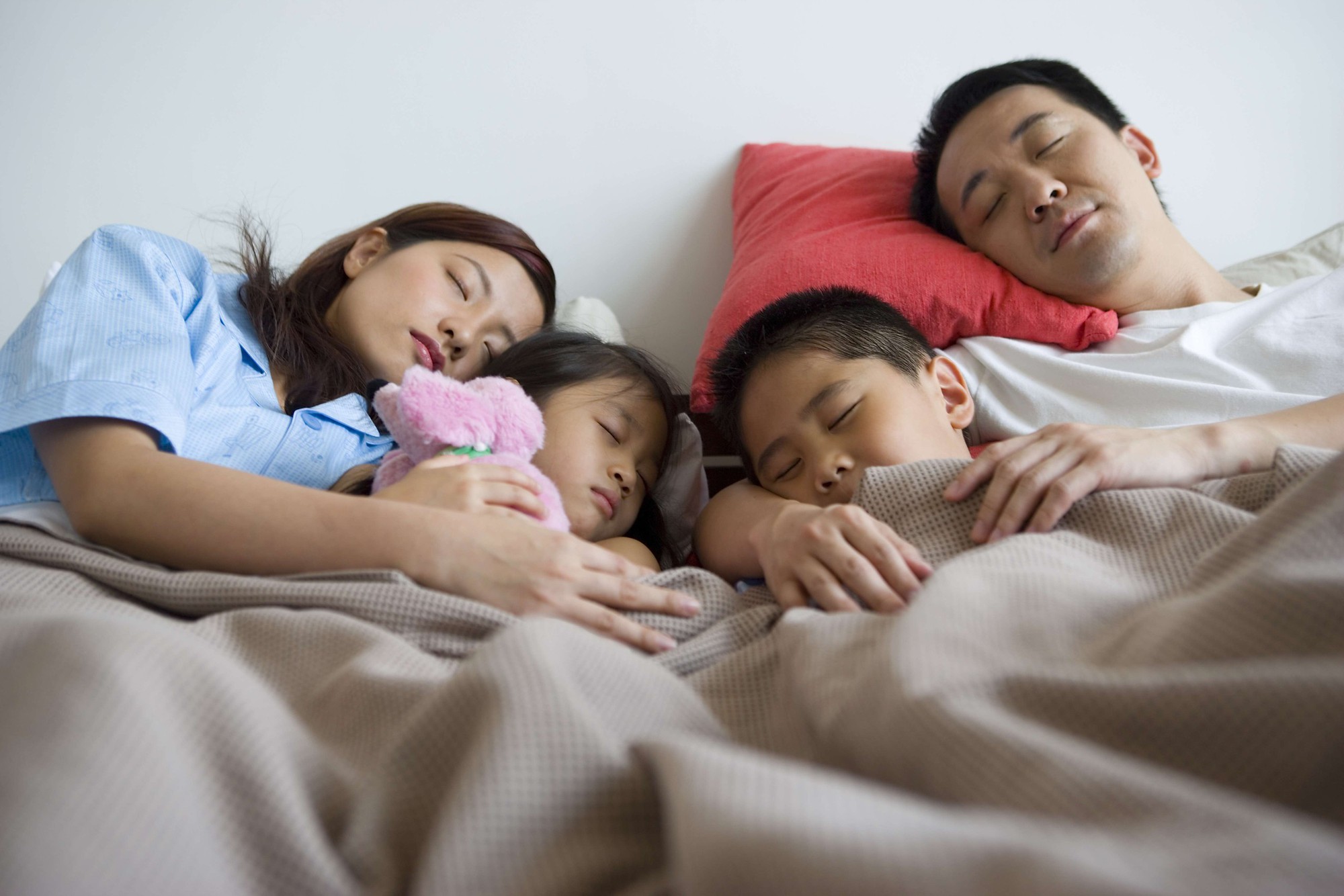 Đứa trẻ ngủ với mẹ và ngủ với bố lớn lên có tính cách khác hẳn nhau, cho con ngủ cùng ai là tốt nhất?- Ảnh 3.