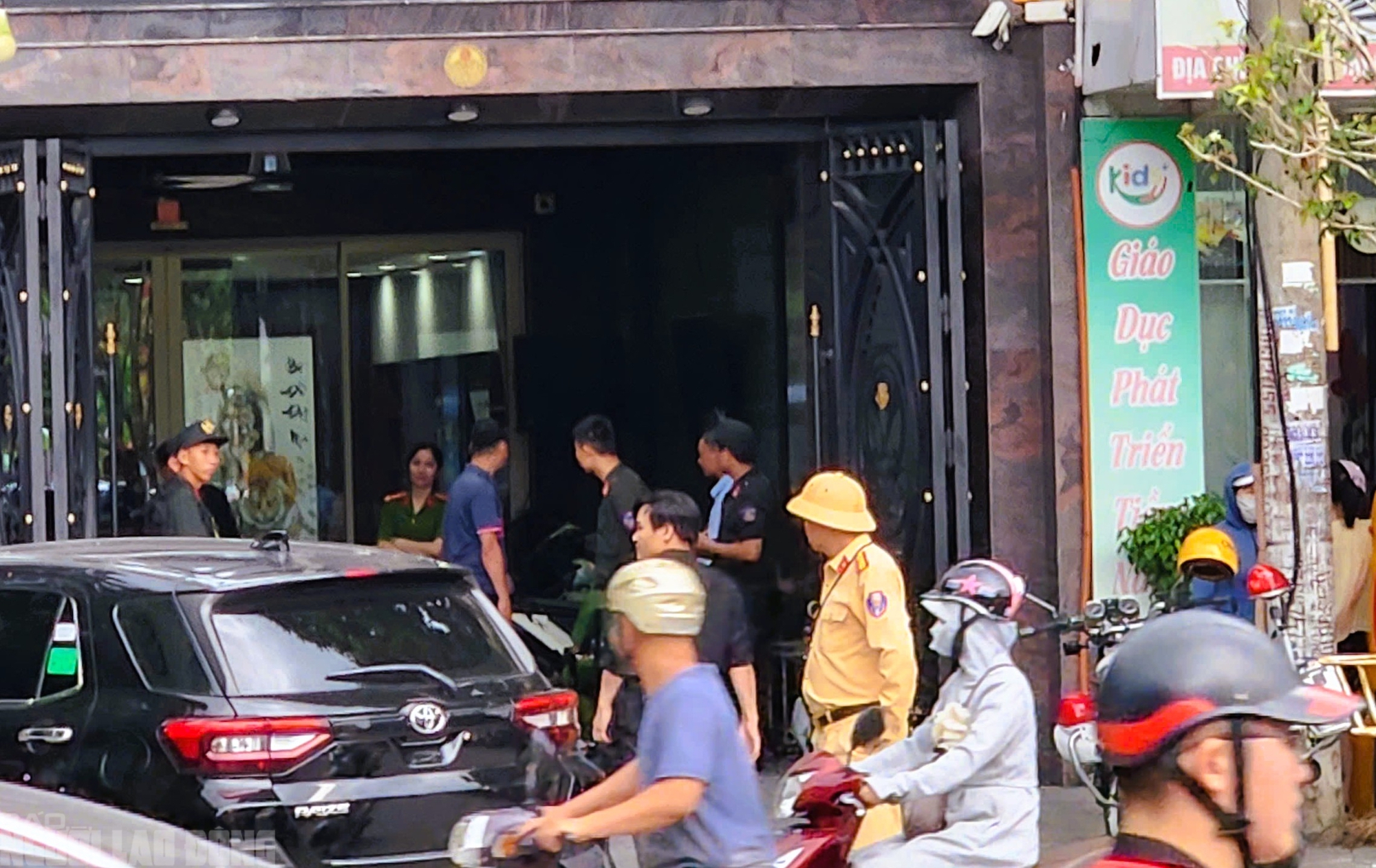 CLIP: Cận cảnh công an phong tỏa, khám xét nhà M. "gỗ" - "anh lớn" xứ Thanh- Ảnh 1.