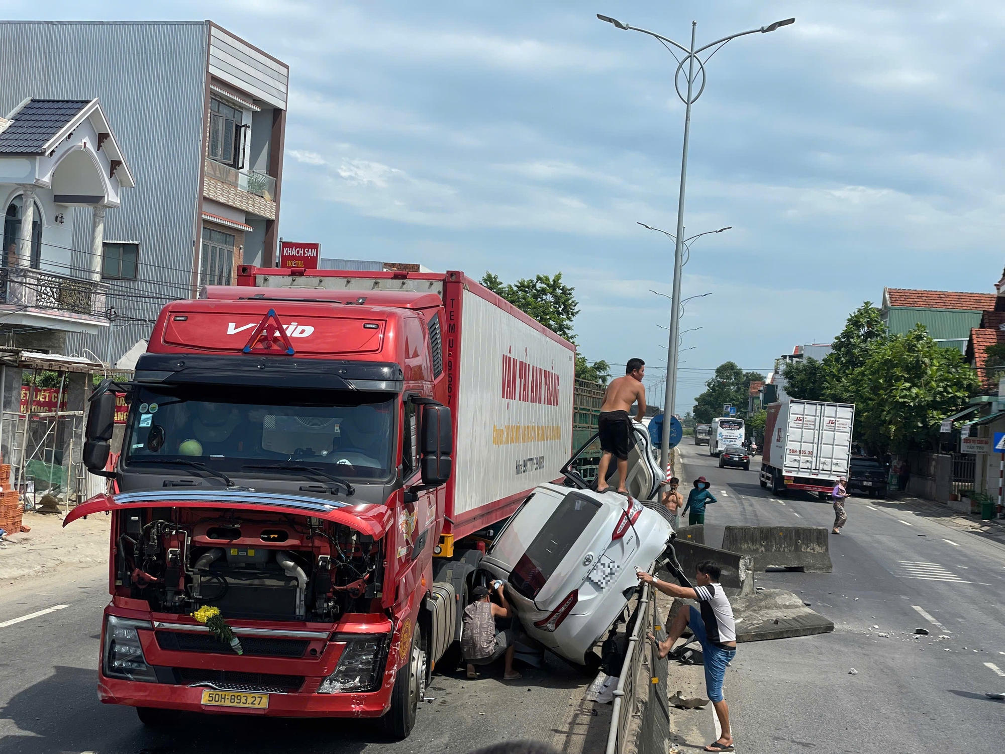 Kinh hãi xe container  “kẹp” ô tô con trên Quốc lộ 1- Ảnh 1.