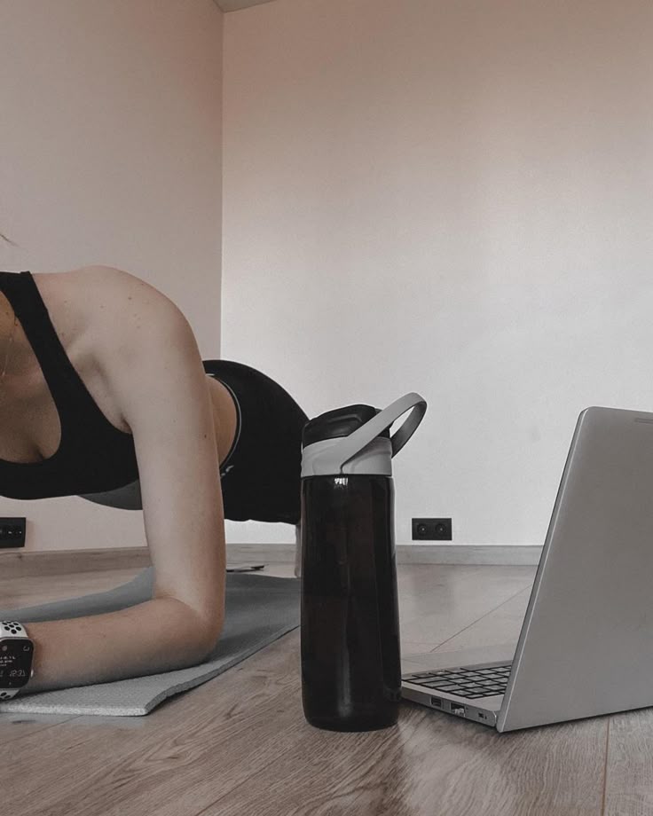 Plank giúp siết mỡ và còn giảm đau lưng, được công nhận là bài tập 