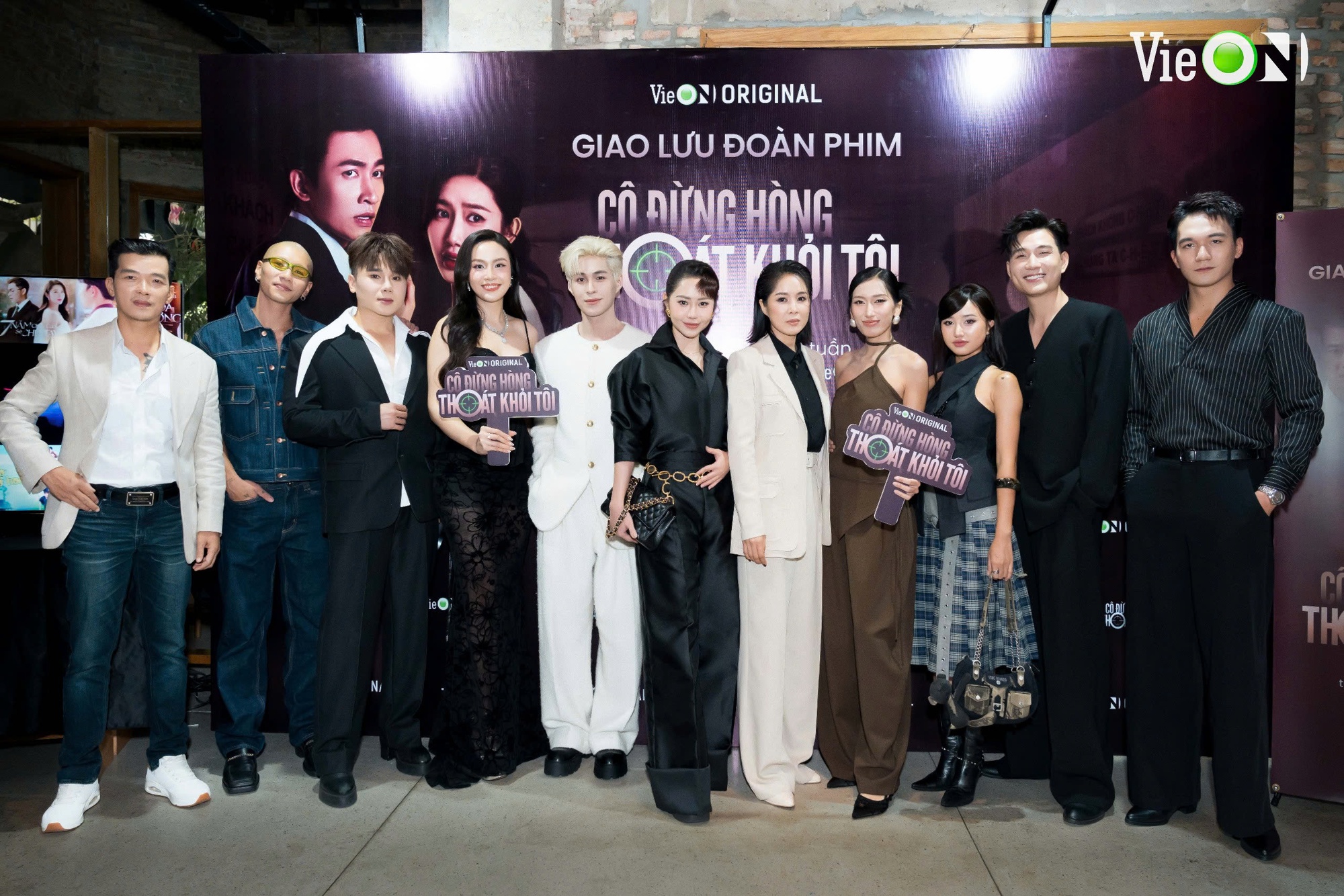 Mỹ nhân thường ngày dịu dàng bánh bèo bỗng trông nam tính phát sốc: Đang hẹn hò đồng giới với gái xinh?- Ảnh 4. Mỹ nhân thường ngày dịu dàng bánh bèo bỗng trông nam tính phát sốc: Đang hẹn hò đồng giới với gái xinh?- Ảnh 4.