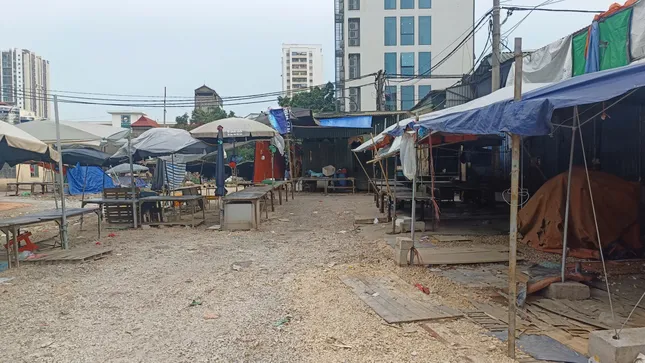 Tiểu thương ở chợ Phùng Khoang bức xúc vì bị "vạ lây" vụ thịt lợn nhiễm dịch tả lợn châu Phi- Ảnh 4.