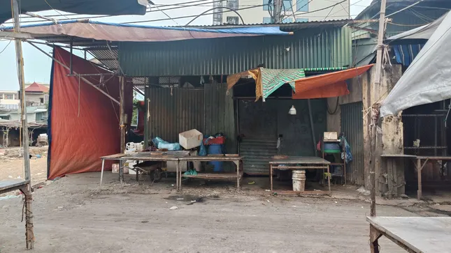Tiểu thương ở chợ Phùng Khoang bức xúc vì bị "vạ lây" vụ thịt lợn nhiễm dịch tả lợn châu Phi- Ảnh 3.