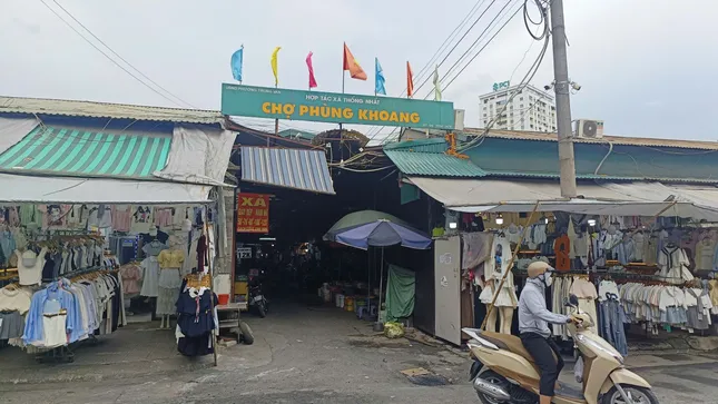 Tiểu thương ở chợ Phùng Khoang bức xúc vì bị "vạ lây" vụ thịt lợn nhiễm dịch tả lợn châu Phi- Ảnh 1.