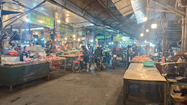 Tiểu thương ở chợ Phùng Khoang bức xúc vì bị "vạ lây" vụ thịt lợn nhiễm dịch tả lợn châu Phi- Ảnh 5.