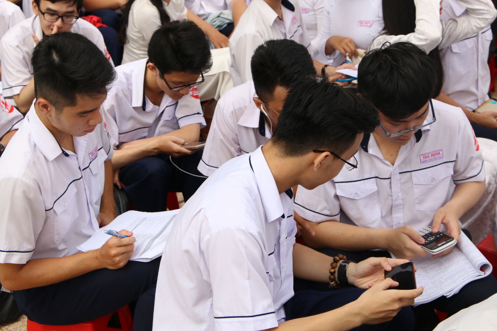 TP.HCM: Dự kiến cấm học sinh dùng điện thoại ở trường, kể cả giờ ra chơi- Ảnh 1.