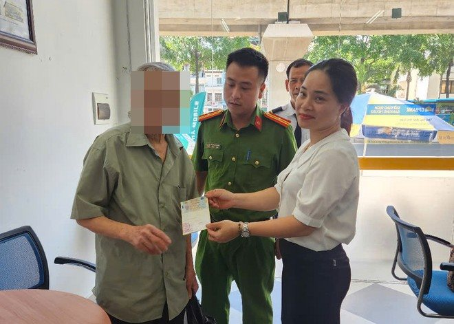 Cụ ông 79 tuổi Hà Nội đến ngân hàng tất toán sổ tiết kiệm 250 triệu đồng nhưng nhận lại 0 đồng- Ảnh 1.