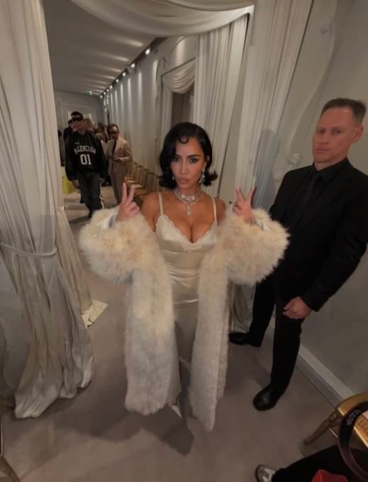 Kim Kardashian bị chê thậm tệ ở show Balenciaga- Ảnh 4. Kim Kardashian bị chê thậm tệ ở show Balenciaga- Ảnh 4.