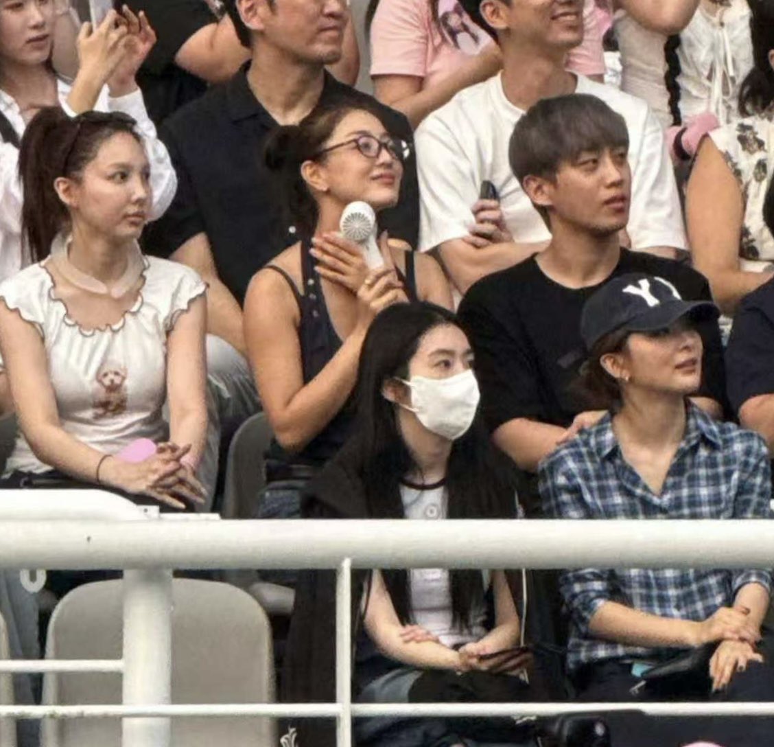 Lộ dàn “hậu cung” toàn trai đẹp của Lisa tại concert BLACKPINK: Nhậu với cả Lộ dàn “hậu cung” toàn trai đẹp của Lisa tại concert BLACKPINK: Nhậu với cả