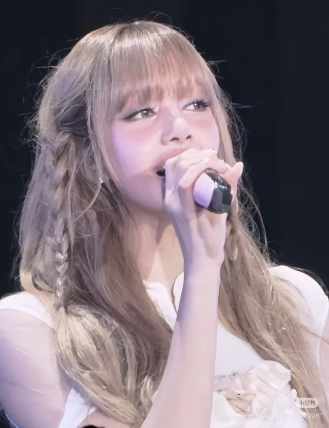 Lisa (BLACKPINK) bị chê mặc phản cảm- Ảnh 1. Lisa (BLACKPINK) bị chê mặc phản cảm- Ảnh 1.