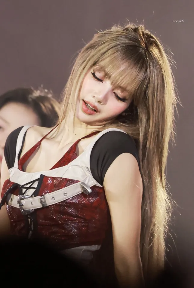 Lisa (BLACKPINK) bị chê mặc phản cảm- Ảnh 2. Lisa (BLACKPINK) bị chê mặc phản cảm- Ảnh 2.