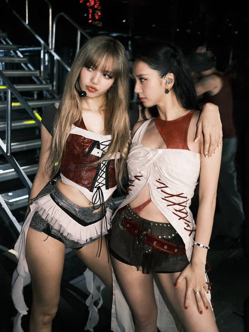 Lộ dàn “hậu cung” toàn trai đẹp của Lisa tại concert BLACKPINK: Nhậu với cả Lộ dàn “hậu cung” toàn trai đẹp của Lisa tại concert BLACKPINK: Nhậu với cả