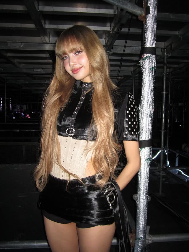 Lộ dàn “hậu cung” toàn trai đẹp của Lisa tại concert BLACKPINK: Nhậu với cả Lộ dàn “hậu cung” toàn trai đẹp của Lisa tại concert BLACKPINK: Nhậu với cả