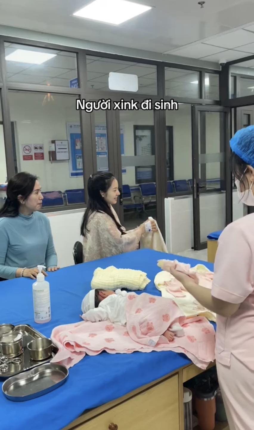Sở hữu mặt mộc sau sinh đẹp như "thần tiên tỷ tỷ", sản phụ trẻ khiến dân tình rủ nhau truy lùng danh tính- Ảnh 2.