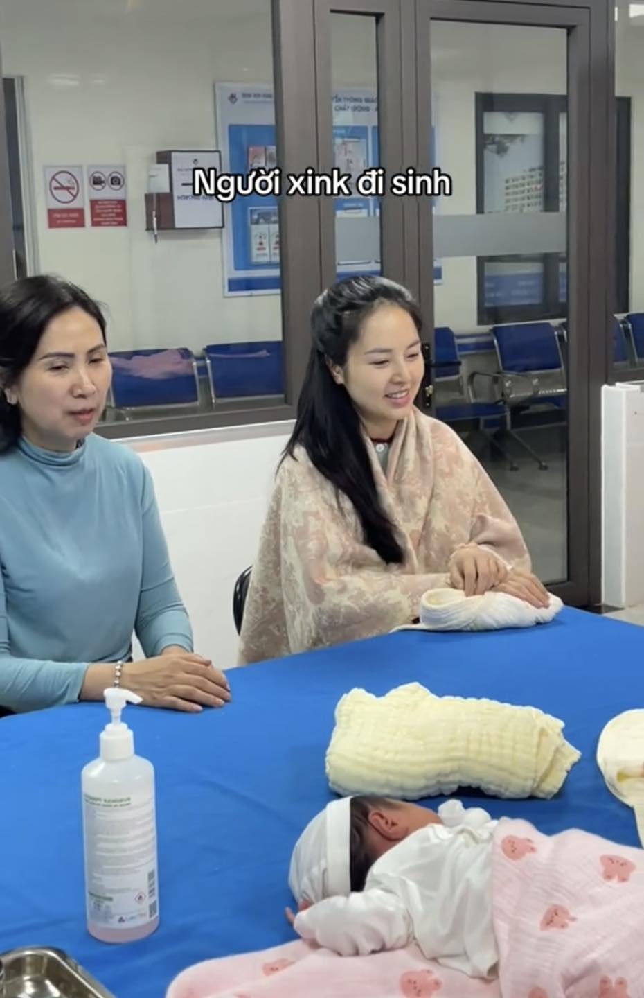 Sở hữu mặt mộc sau sinh đẹp như "thần tiên tỷ tỷ", sản phụ trẻ khiến dân tình rủ nhau truy lùng danh tính- Ảnh 4.
