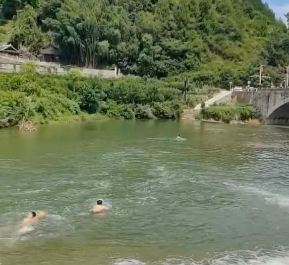 Người đàn ông nhảy xuống sông cứu cô gái đuối nước, cả 2 đều tử vong- Ảnh 1. Người đàn ông nhảy xuống sông cứu cô gái đuối nước, cả 2 đều tử vong- Ảnh 1.