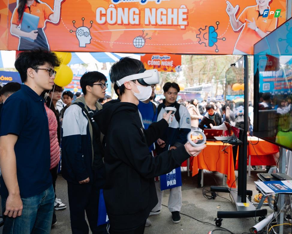 Dàn nghệ sĩ Hoà Minzy, HIEUTHUHAI và MONO tụ họp tại siêu sự kiện FPTU FEST- Ảnh 2.