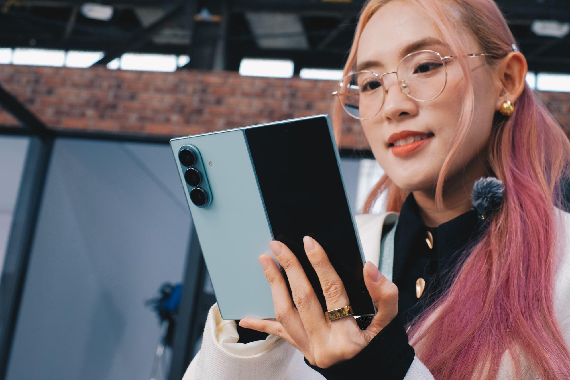 Loạt tech reviewer, KOL đánh giá ra sao sau khi trải nghiệm Galaxy Z Fold7 & Z Flip7?- Ảnh 1. Loạt tech reviewer, KOL đánh giá ra sao sau khi trải nghiệm Galaxy Z Fold7 & Z Flip7?- Ảnh 1.