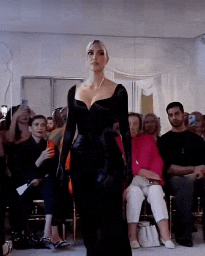 Kim Kardashian bị chê thậm tệ ở show Balenciaga- Ảnh 10. Kim Kardashian bị chê thậm tệ ở show Balenciaga- Ảnh 10.