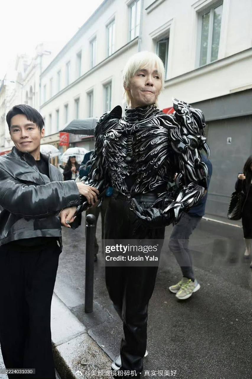 Thảm họa thời trang lúc này tại fashion week là con trai Thảm họa thời trang lúc này tại fashion week là con trai