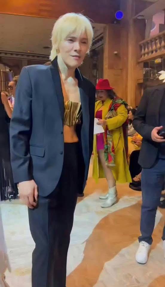 Thảm họa thời trang lúc này tại fashion week là con trai Thảm họa thời trang lúc này tại fashion week là con trai